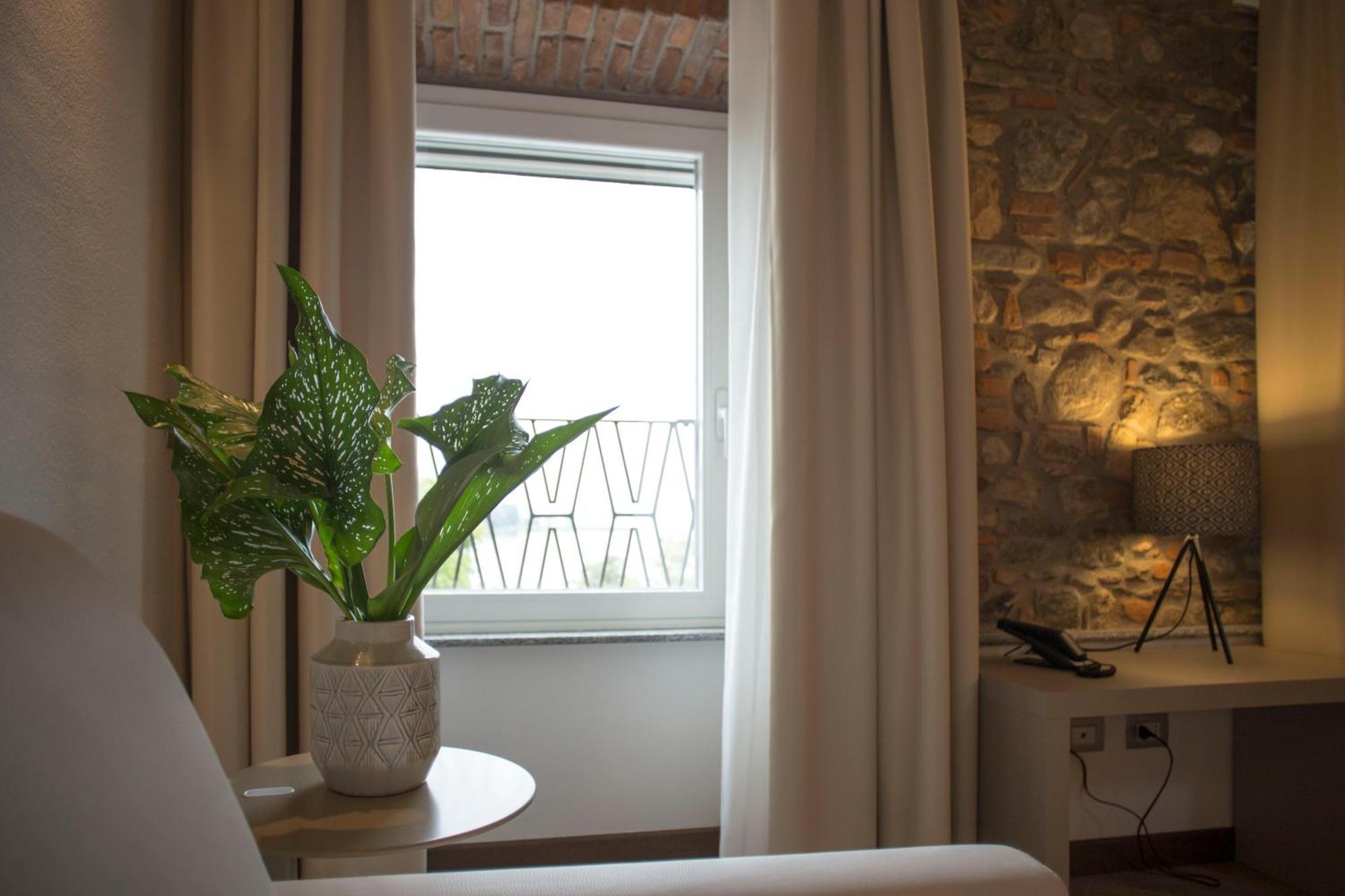Hotel Ponti Angera Eksteriør bilde