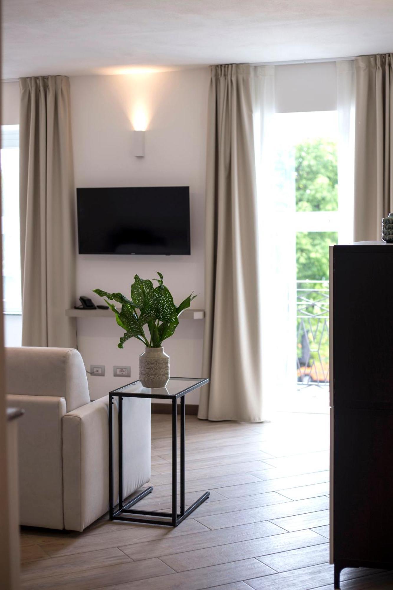 Hotel Ponti Angera Eksteriør bilde