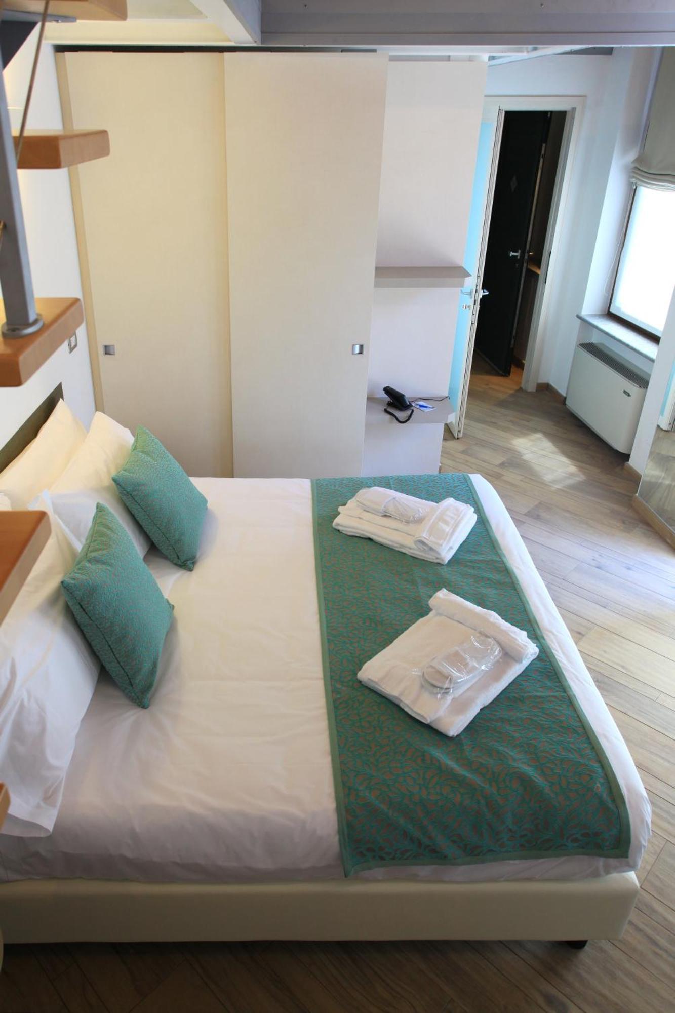Hotel Ponti Angera Eksteriør bilde