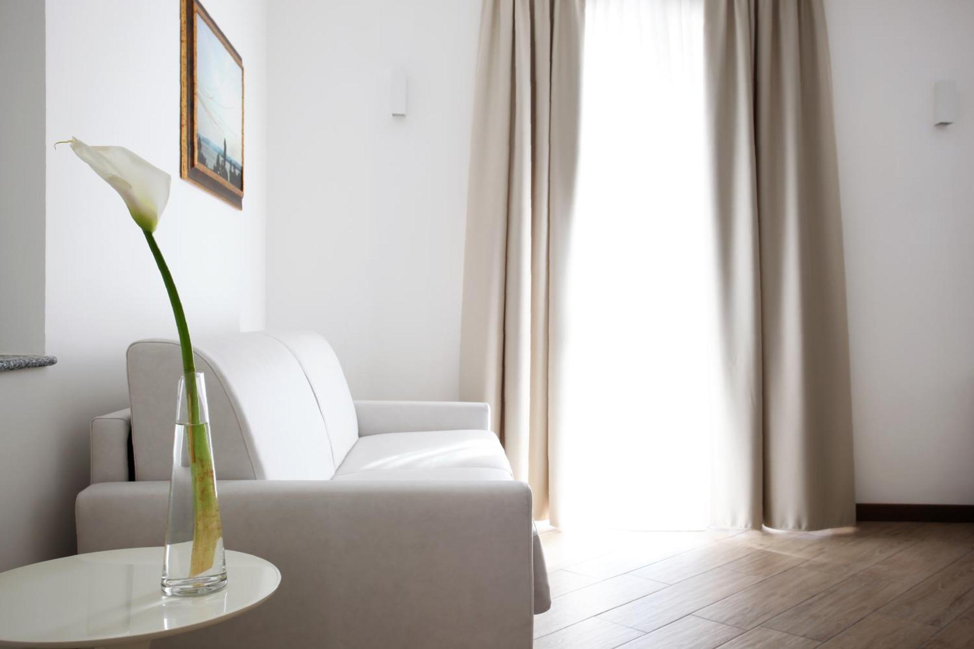 Hotel Ponti Angera Eksteriør bilde